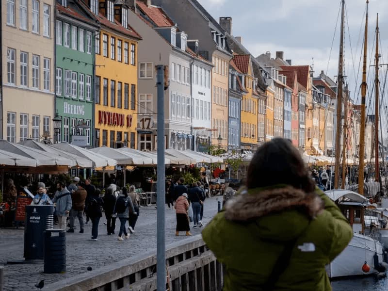 Copenhagen Free Tour: Changing of the Guard & City Highlights